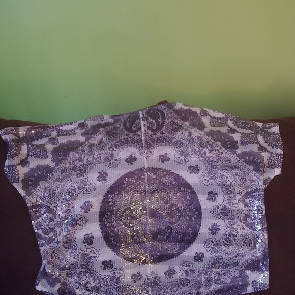 Short Sleeve Graphic Top. - Picture 3 of 3